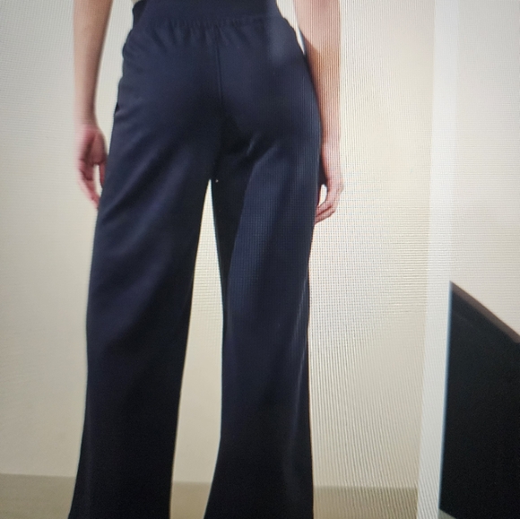 Never worn Athleta Pants - Picture 4 of 6